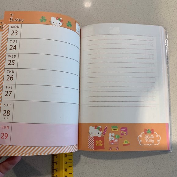 2011 HELLO KITTY PLANNER BRAND NEW - Picture 6 of 13